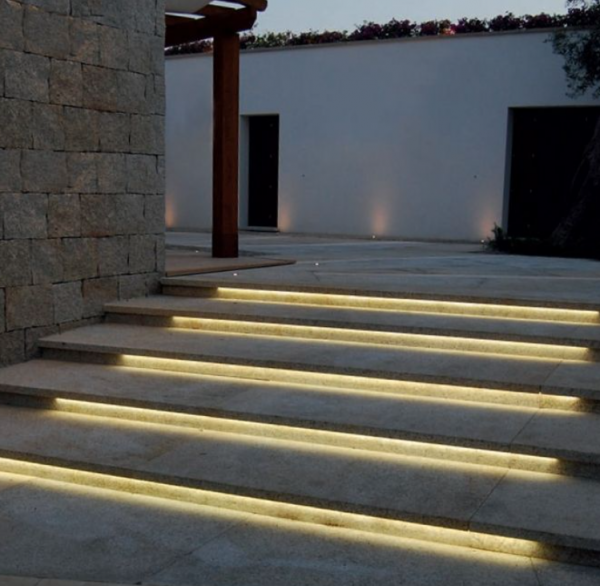 Tangga beton ekspos dengan penerangan strip LED